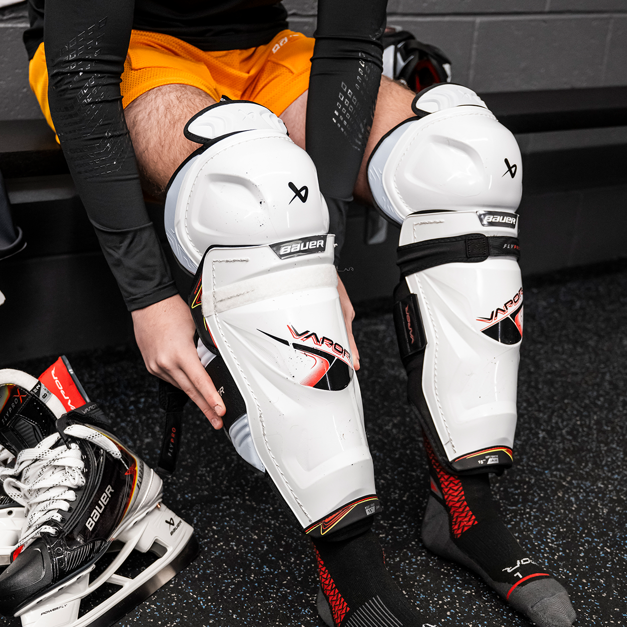 Bauer S25 Vapor FlyPro Shin Guard Intermediate - On Ice